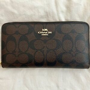 Coach Zip Wallet in Signature Canvas - LIKE NEW!